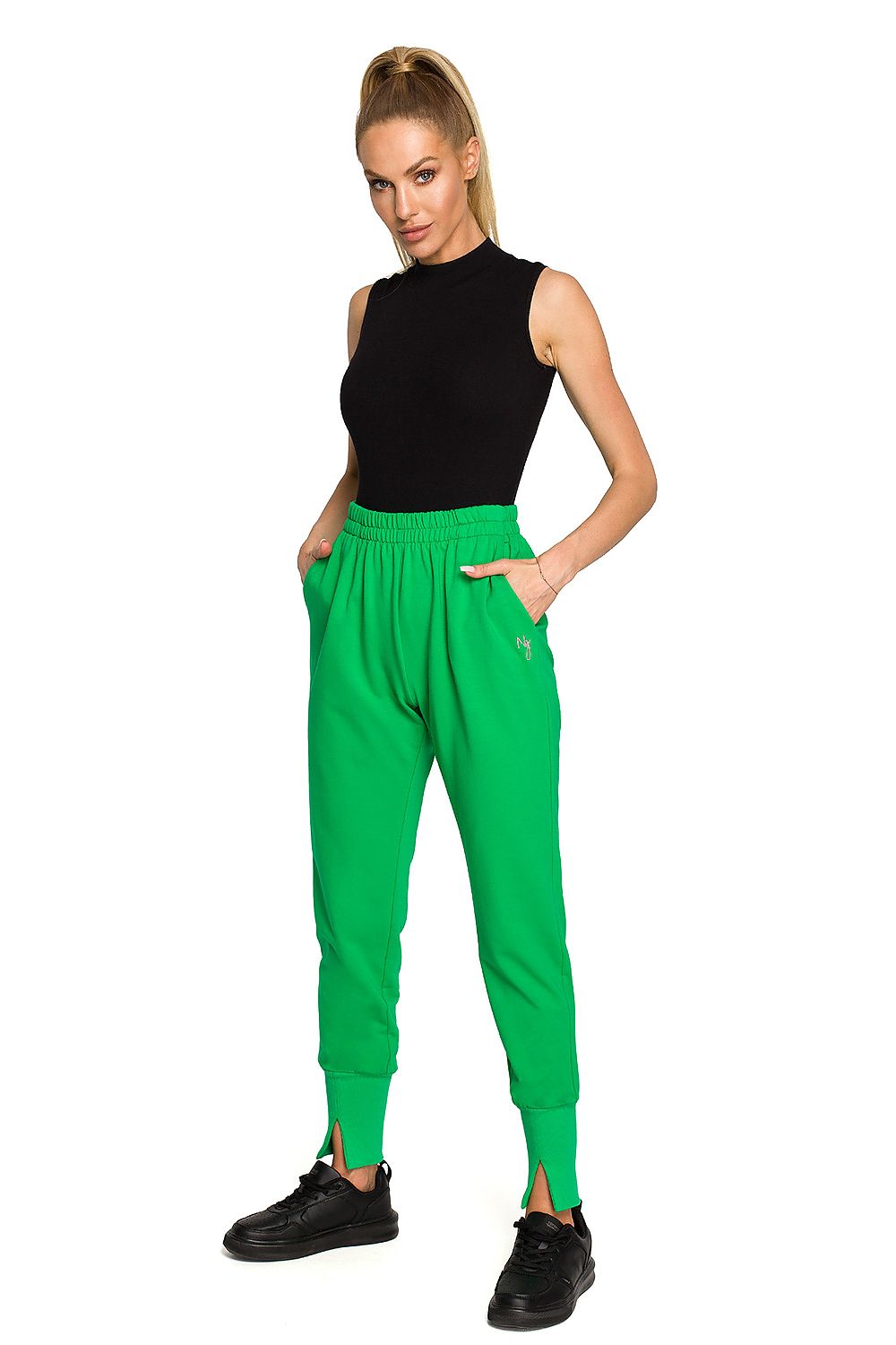 Moe model 169995 tracksuit pants