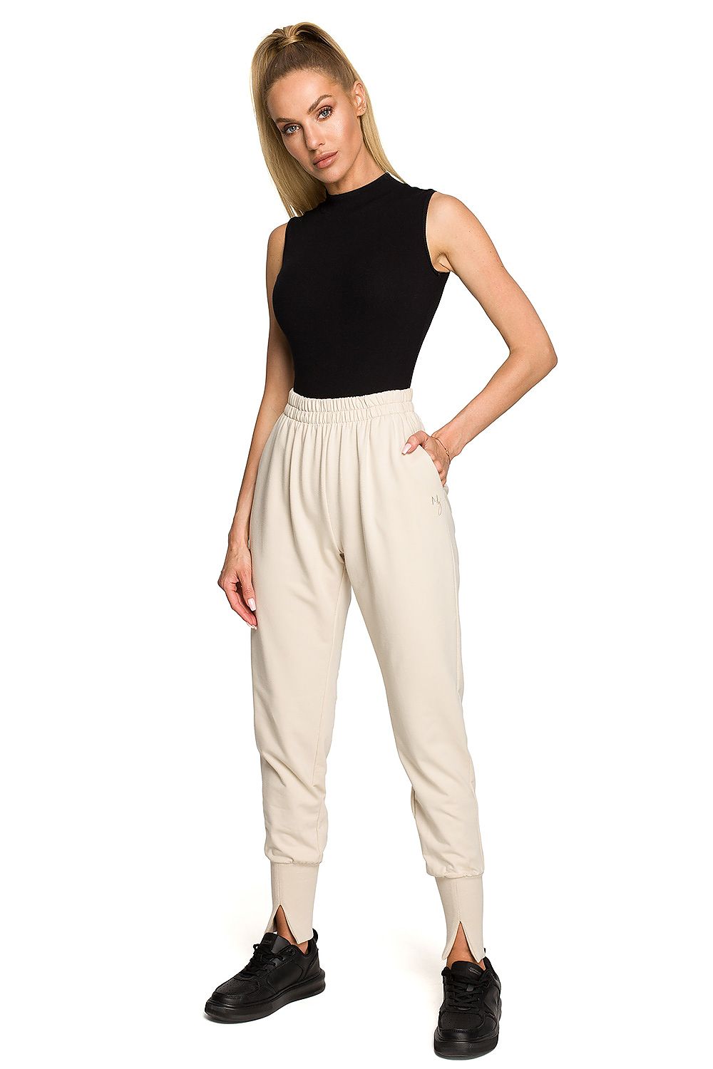 Moe model 169995 tracksuit pants