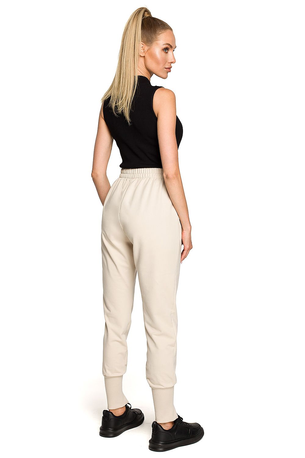 Moe model 169995 tracksuit pants