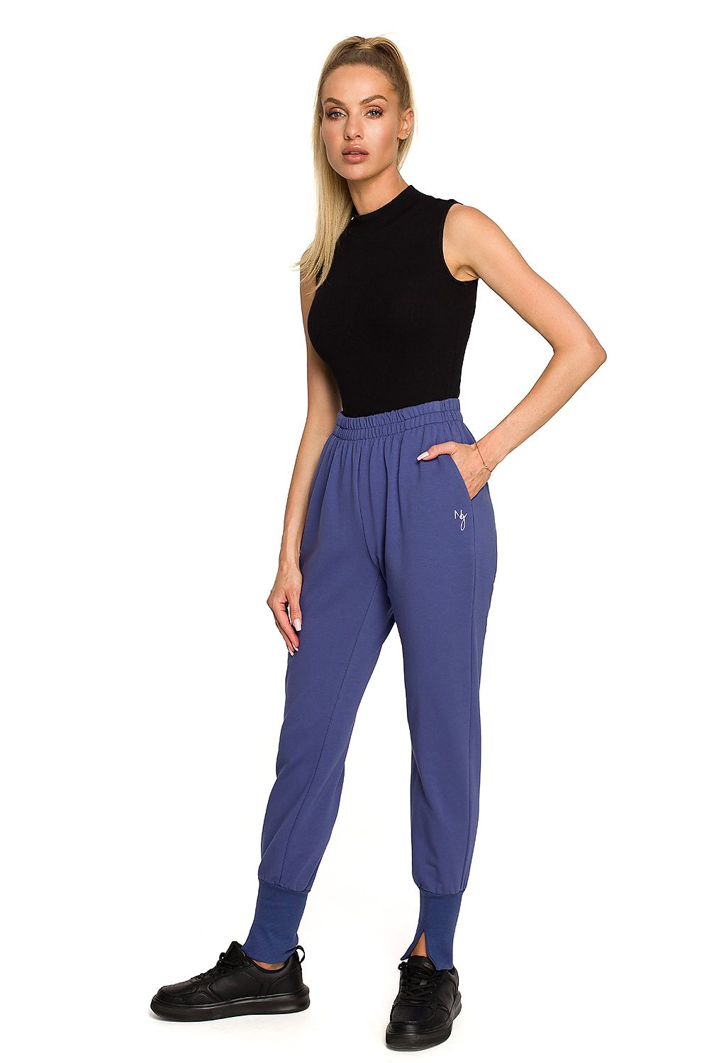 Moe model 169995 tracksuit pants