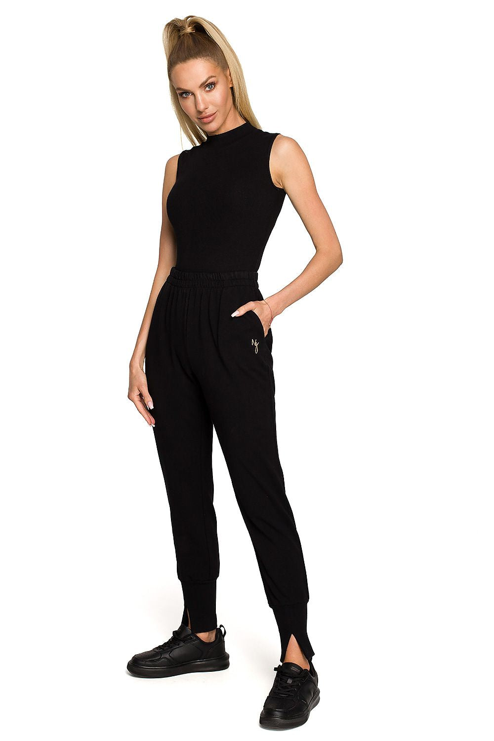 Moe model 169995 tracksuit pants